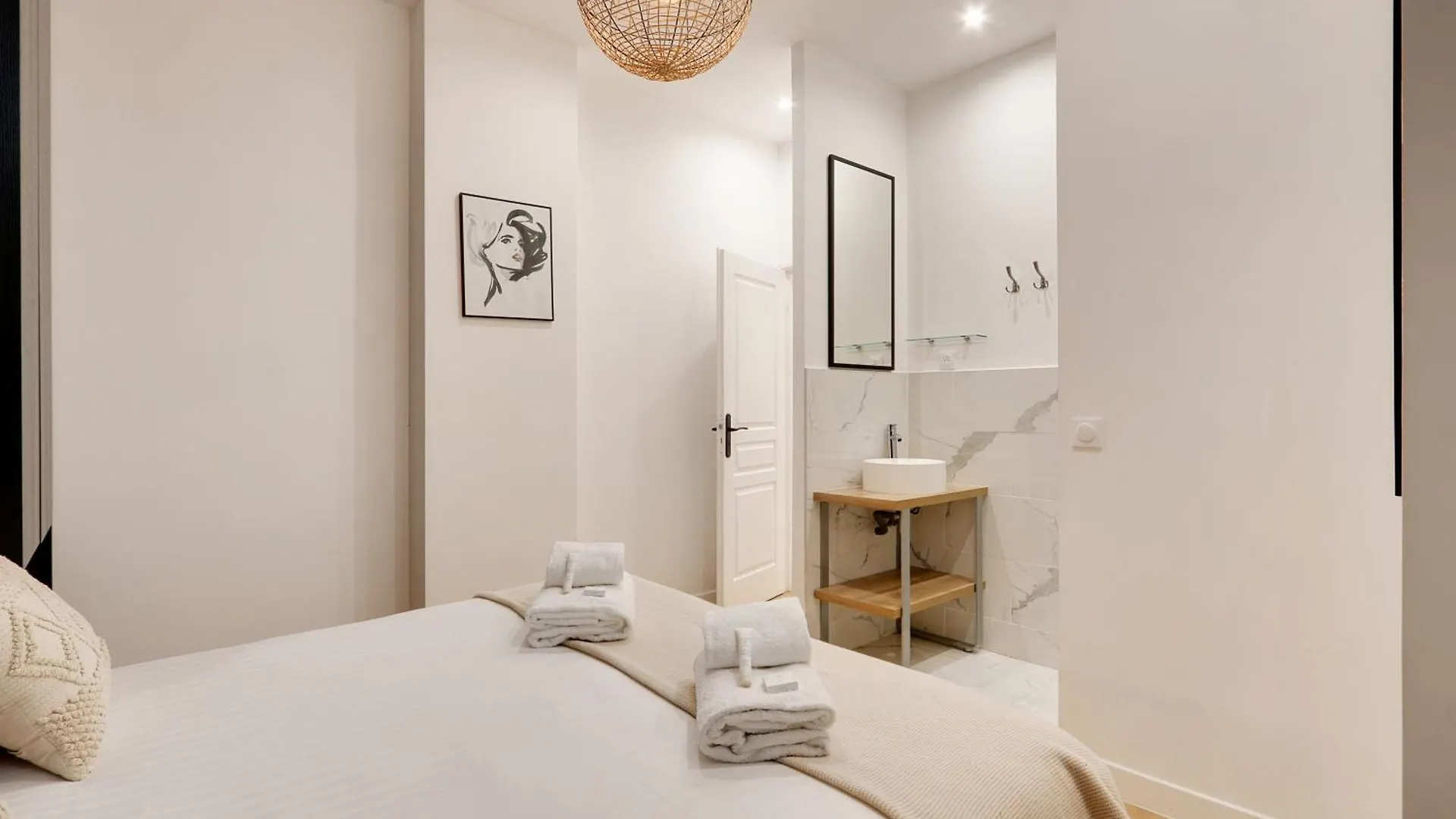 Off Majesti In Montmartre - Rue Pierre Fontaine *