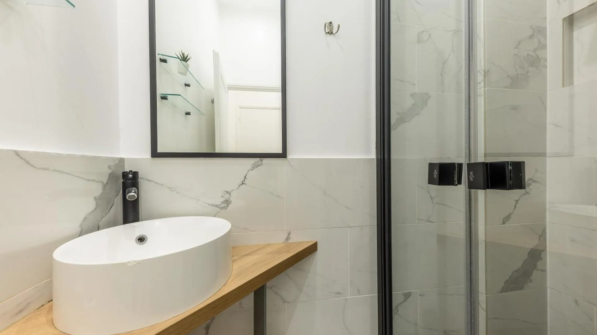 Apartment Off Majesti In Montmartre - Rue Pierre Fontaine Paris