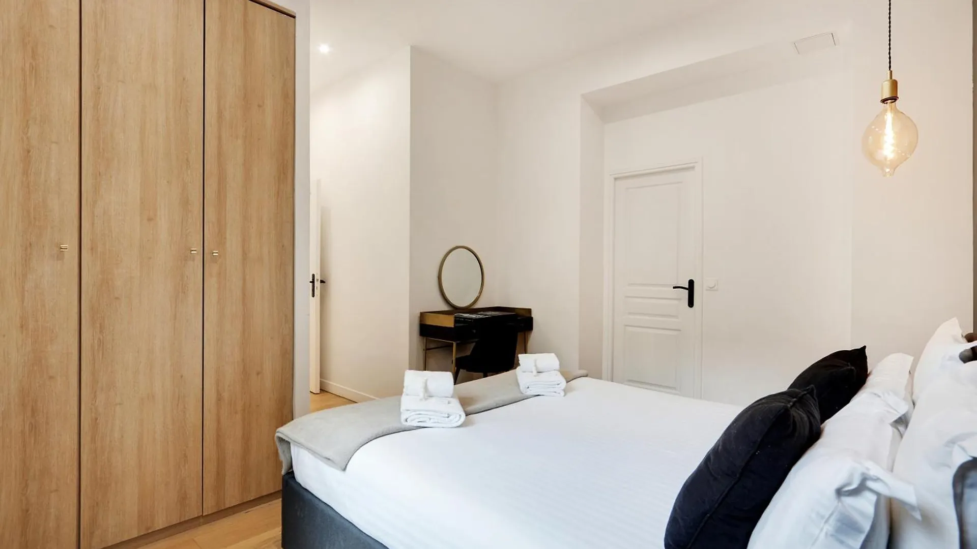 Off Majesti In Montmartre - Rue Pierre Fontaine * 파리