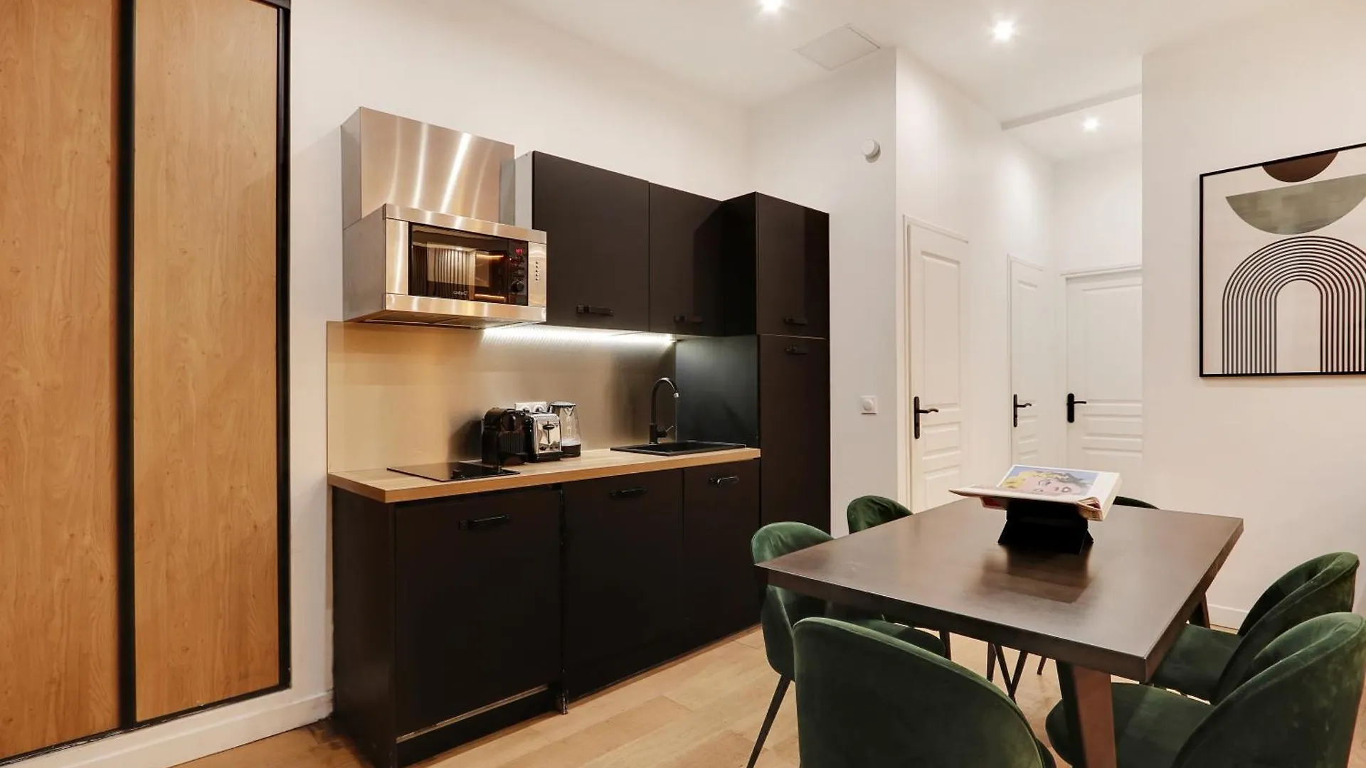 Off Majesti In Montmartre - Rue Pierre Fontaine 파리
