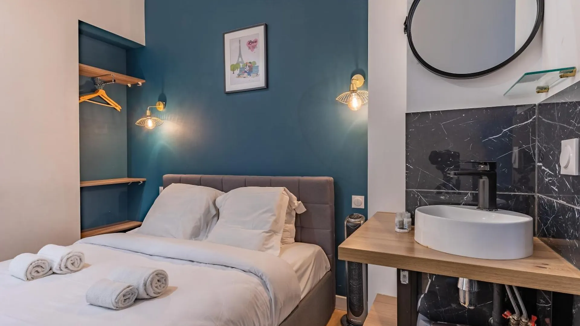 Off Majesti In Montmartre - Rue Pierre Fontaine * 파리