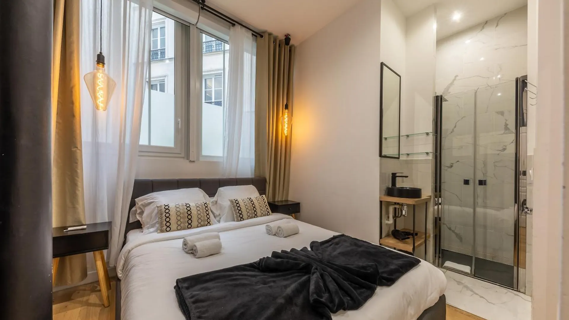 Off Majesti In Montmartre - Rue Pierre Fontaine *